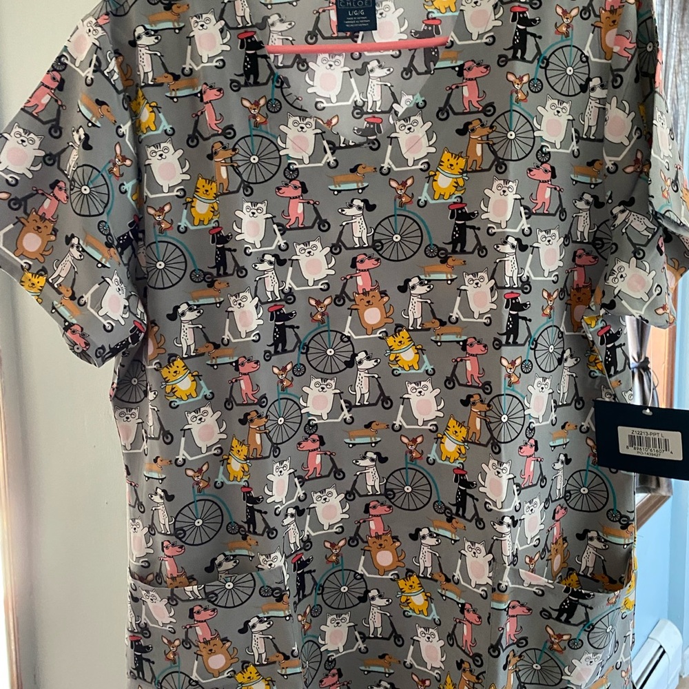Zoe & Chloe size large scrub top part of the 5/20$ bundle available